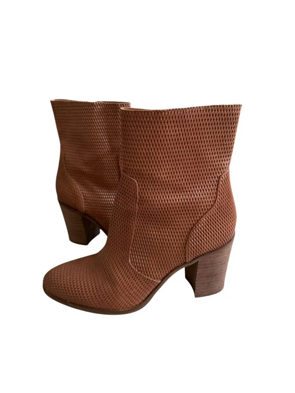 HINGE Brown Tan Textured Leather Heels Boots Size 8.5 - Image 4