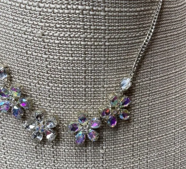 Clear Flowers Floral Rhinestone Irrdescident Silver Tone Necklace. - Image 4