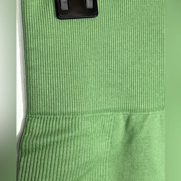 WeWoreWhat Seamless Biker Shorts Large Pilates Girl Green NWT - Image 9