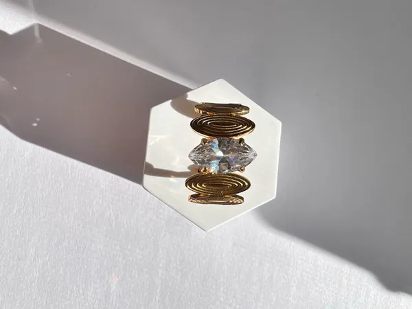 Adjustable gold ring with spiral engraving - Image 3