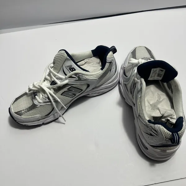 New Balance women’s sneakers in white and navy. Clean and stylish design with a comfortable cushioned insole and lace-up closure. Made in Vietnam. Size 9 US (40.5 EU / 25.5 CM). Great for everyday wear, walking, or casual outfits. Excellent condition - Image 3