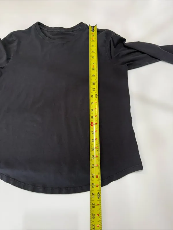 lululemon Black Long-Sleeve Performance Tee Size Medium - Image 4
