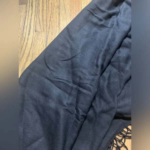 Lord and taylor large scarf/wrap - Image 2
