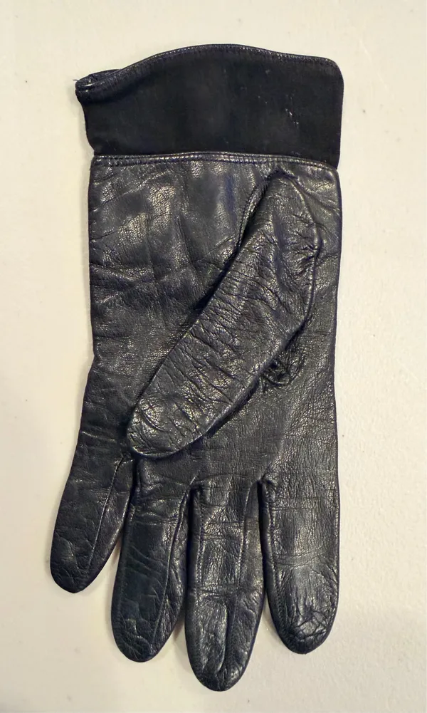 VINTAGE: Bloomingdale’s | ladies lambskin leather & suede gloves. Size: 7. - Image 4