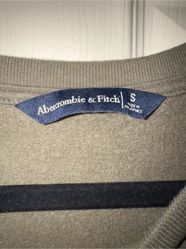 Abercrombie & Fitch Olive Cropped Crewneck Sweatshirt with Branded Hem - Image 2