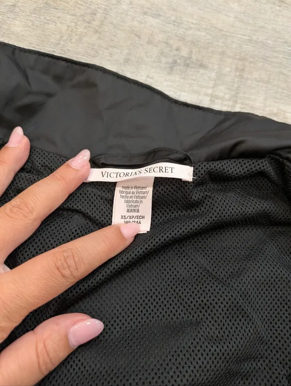 EUC Victoria's Secret Black Cropped Windbreaker Size XS - Image 3
