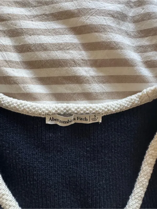 Abercrombie Navy Button-Up Ribbed Crop Top with White Trim - Image 5