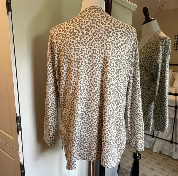 American Eagle XS Leopard Top - Image 7