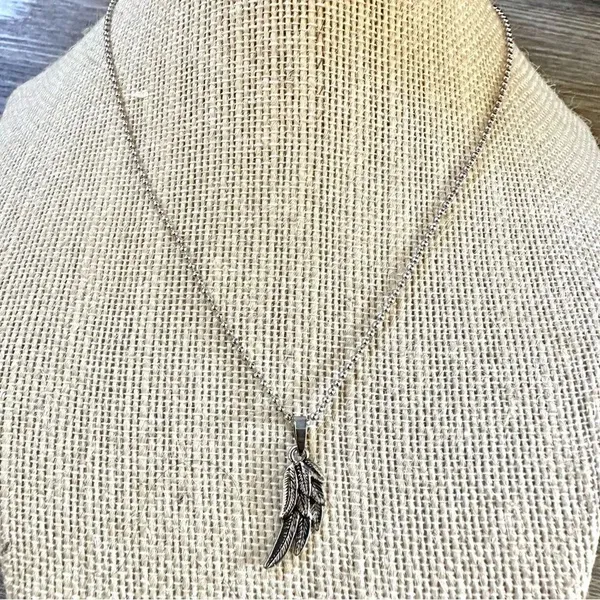 Silver tone half angel wing pendant necklace - Image 3