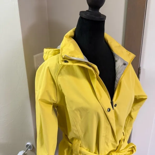The North Face Butter Yellow Tie Front Zip Up Rain Jacket Hooded Outdoor Vented - Image 2