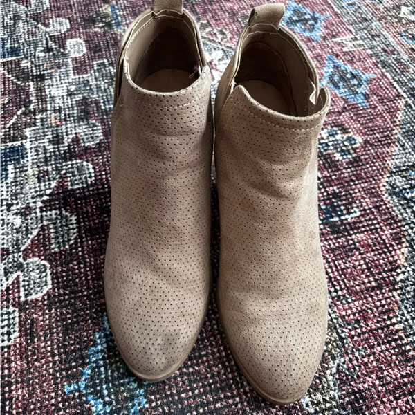 Universal Threads Tan Ankle Boots Size 7.5 - Image 5