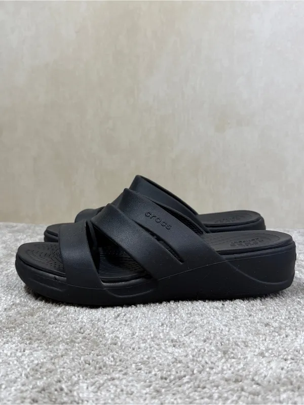 Crocs Women’s Gateway Strappy Sandals Lightweight Platform Sole in Black 7 - Image 4