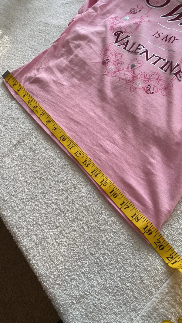 “Wine is my Valentine” T-shirt short sleeve V-neckline hearts/glasses Sz medium - Image 4