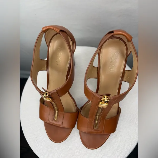 Michael Kors Brown Leather Front Zip Block Heel women’s Size 8(B94)”✨ - Image 5
