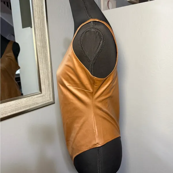 SKIMS Wet Jersey Tank Bodysuit Brown Faux Leather g string size large. - Image 4