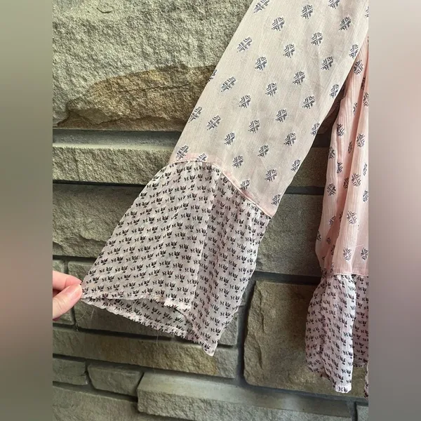 Abercrombie & Fitch flowy boho light pink print tassel top blouse medium - Image 9