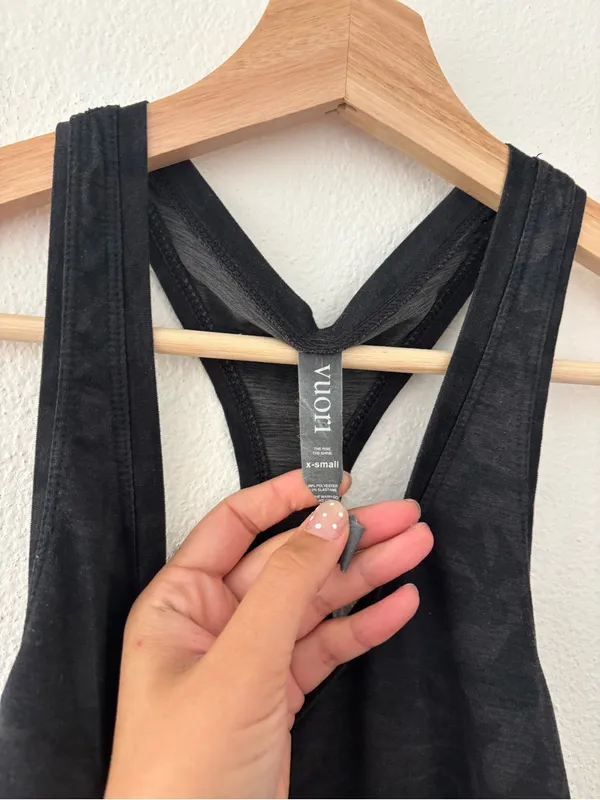 Vuori lux performance tank in camo - Image 4