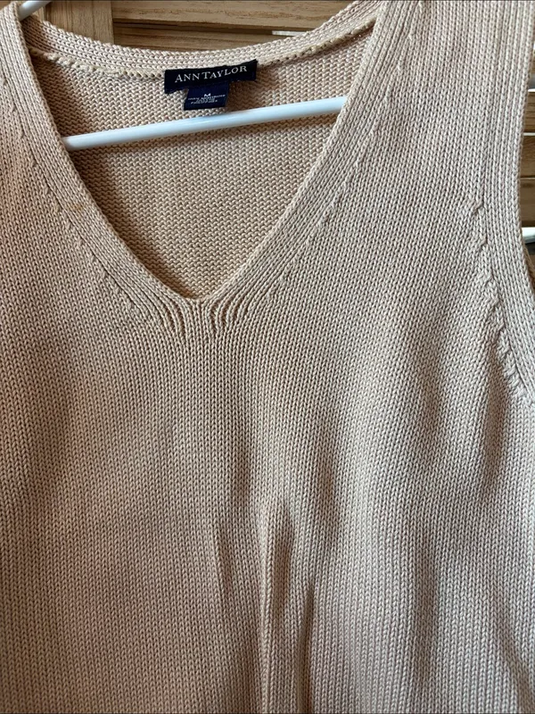 Ann Taylor Beige V-Neck Sleeveless Knit Top Medium - Image 2