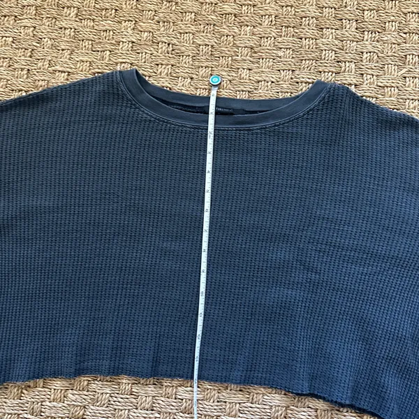 Forever 21 women’s dark gray waffle knit cropped long sleeve round neck top M - Image 8