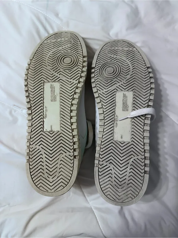 Off-White White & Gray Low-Top Sneakers w/ Silver Glitter Arrow Accent - Size 40 - Image 6
