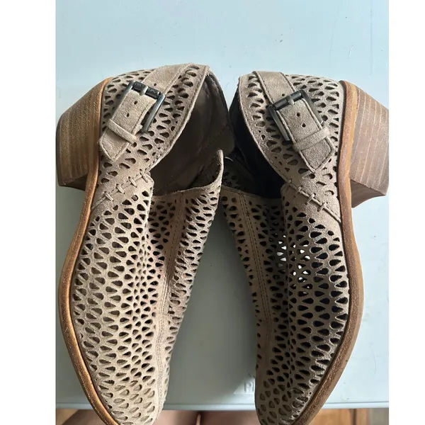 Vince Camuto Womens Taupe Suede Perforated Laser Cut Ankle Booties Size 7M - Image 2