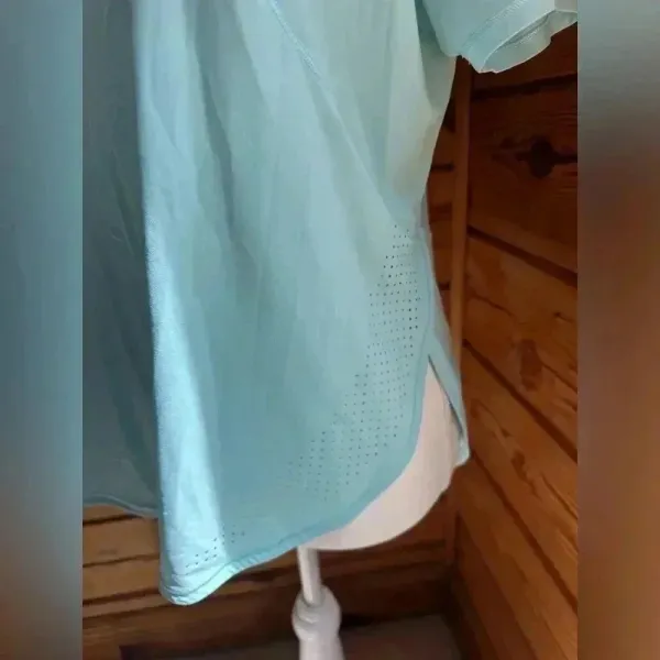 LULULEMON Size 8 teal top with vented sides​ - Image 2