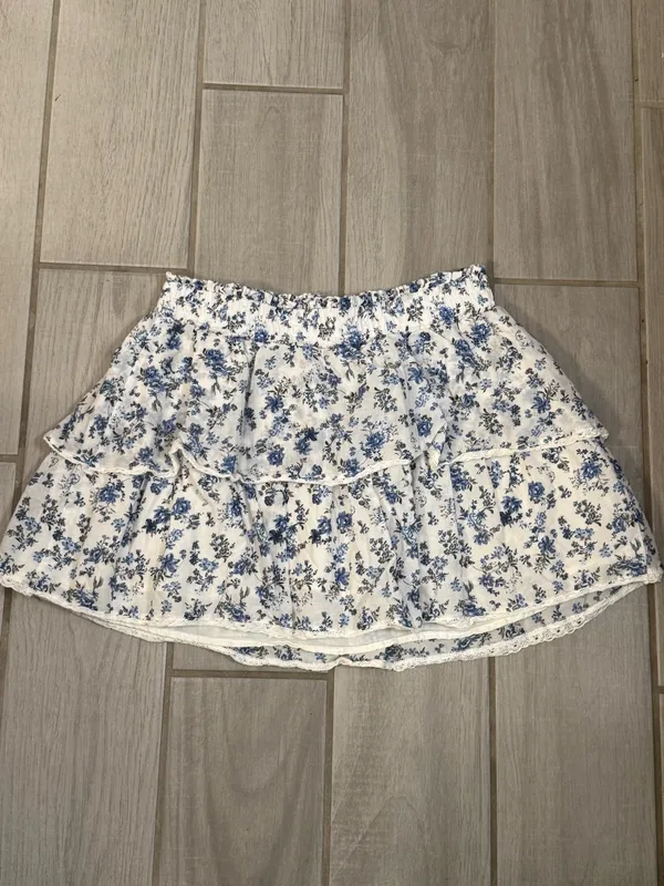 RSQ Blue Floral Tiered Mini Skirt on Cream - Image 2