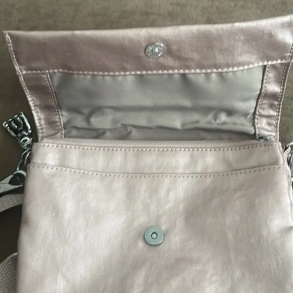 Kipling crossbody purse. Adjustable strap. Flap over closure w/ snap. Light pink - Image 8