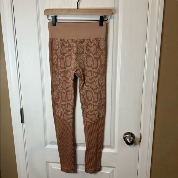 Stylish Maeve Workout Leggings Brown Size M - Image 3