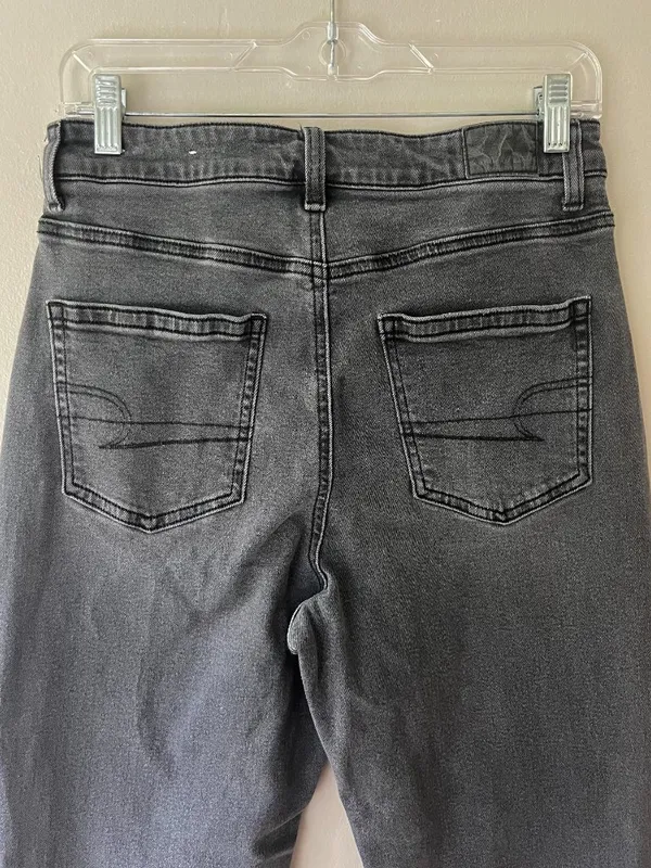 American Eagle Sz 8 reg. Black Jeans High-rise mom jeans with a straight leg cut - Image 5