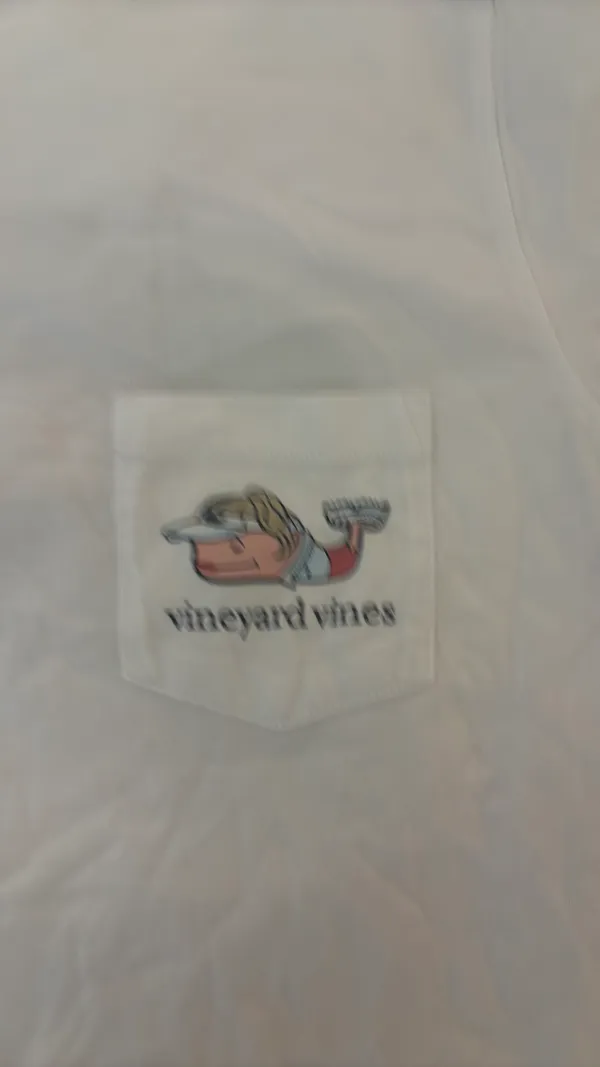 White vineyard vines T-shirt with designs - Image 2