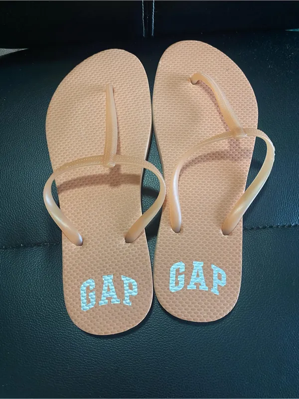 GAP Women’s Tan T-Strap Sandals with Logo Size 9 - Image 4