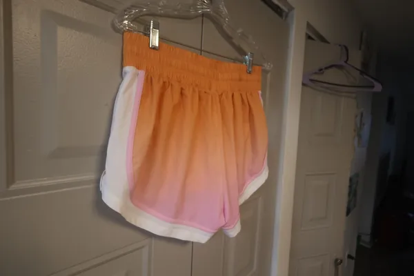 DSG ombre active shorts activewear in peach orange, white and pink size medium. - Image 6