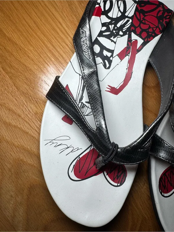 DKNY Women’s Size 10 Black White Red Graphic Thong Sandals Y2K - Image 3