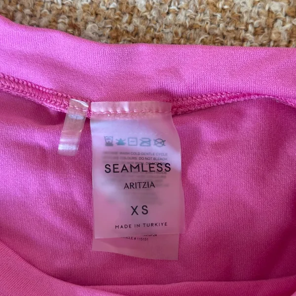 Aritzia Seamless Long Sleeve Crop Top Pink Crew Neck XS Basic Athleisure - Image 3