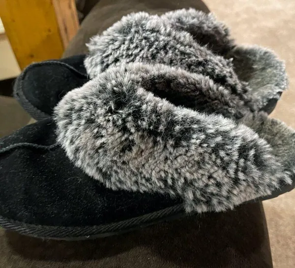 Slip on shoes/slippers sz 9 - Image 3
