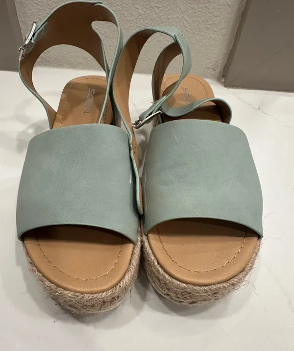 green platform sandals Size 8 - Image 2