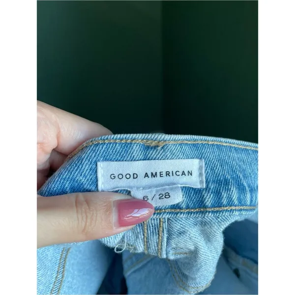 Good American 90s Denim Shorts Size 6/28 Light Wash - Image 3