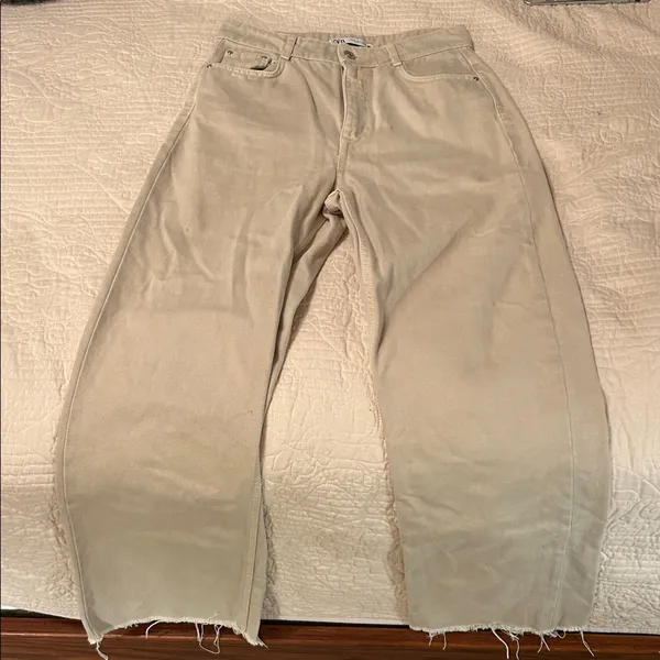 Zara Cream Jeans with Frayed Hem - Image 3