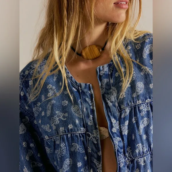 Free People We The Free Layla Printed Denim Jacket in Blue Fog Size Large EUC Worn Once! 💙💙💙 - Image 4