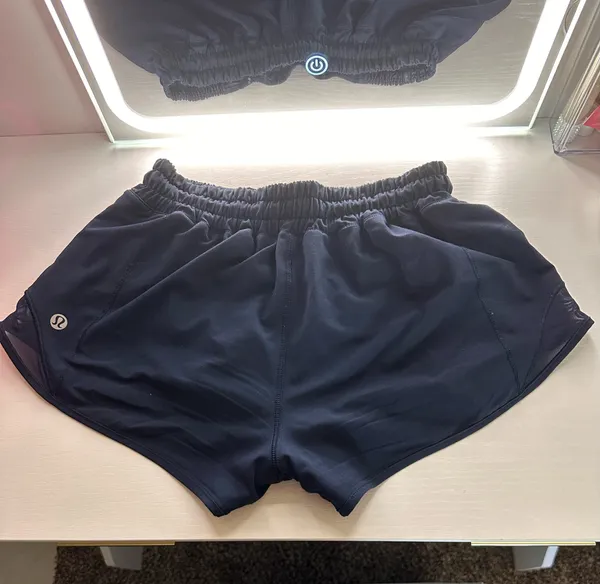 Lululemon Hotty Hot Shorts Low-Rise 2.5" - Image 2