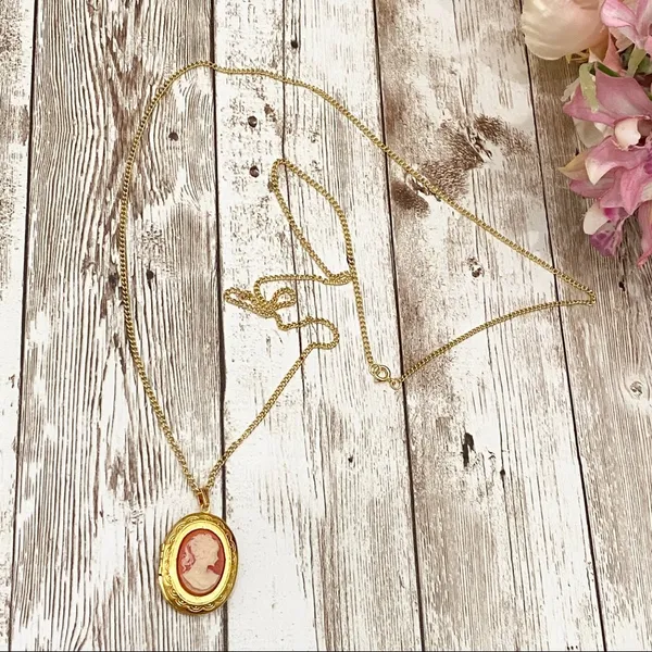 Vintage Gold tone Cameo Locket Necklace - Image 4