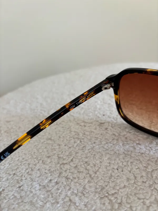 Quay Australia Sunglasses On The Fly Aviator Standard - Image 4