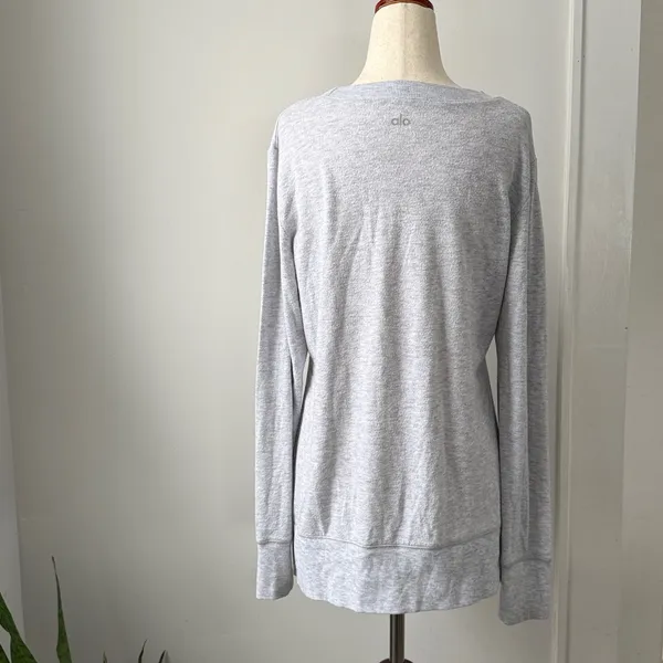 ALO Yoga Soho Heather Gray Long Sleeve Tee Size Small High Lo Casual Top - Image 2
