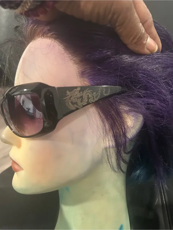 Classic Black Oversized Women's Sunglasses - Image 4
