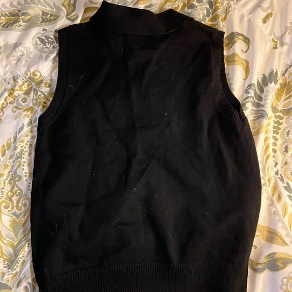 Uniqlo SM black cotton button up sleeve less top - Image 2