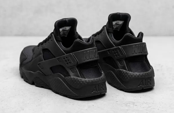 Black Nike Air Huarache - Image 2