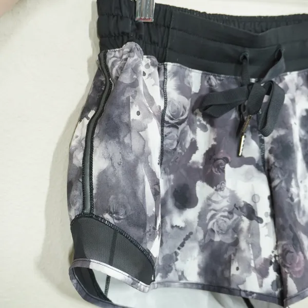 Lululemon Size 2 Hotty Hot Shorts 2.5 Gray Floral Watercolor Running Shorts - Image 3