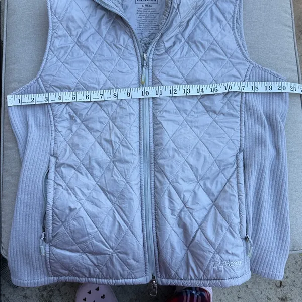 L.L. Bean Women's Light Gray Quilted Vest Size large - Image 4