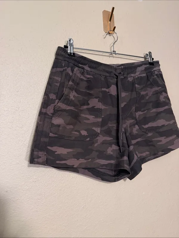 Athleta Camo Green Farallon Shorts Size 8 Tall - Image 3